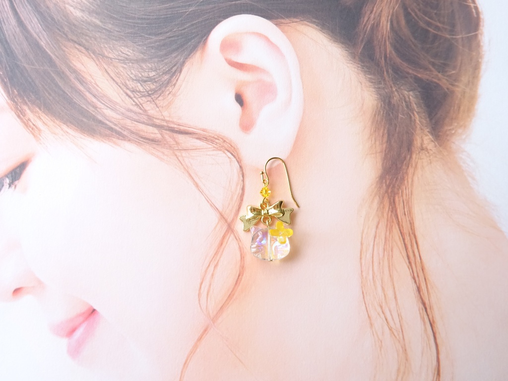 ガラスの猫とリボンのピアス・イエロー(イヤリングOK)