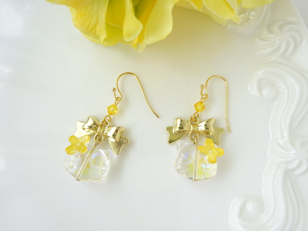 ガラスの猫とリボンのピアス・イエロー(イヤリングOK)