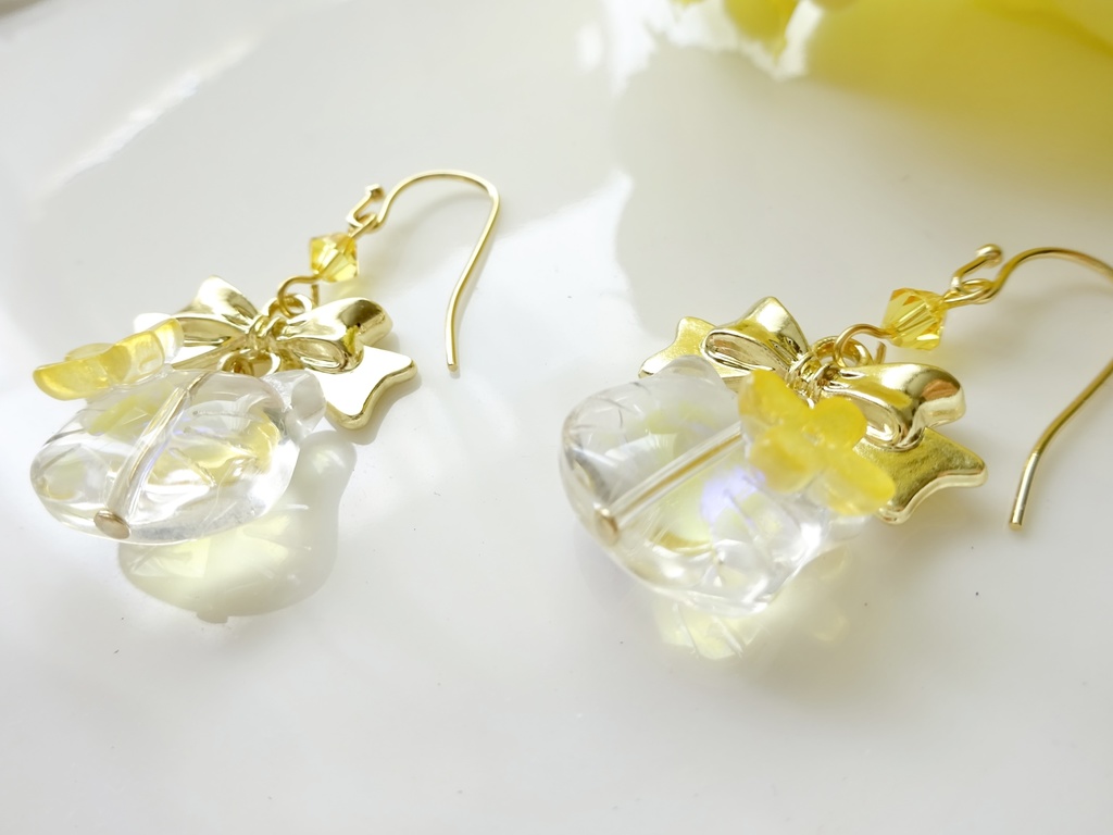 ガラスの猫とリボンのピアス・イエロー(イヤリングOK)