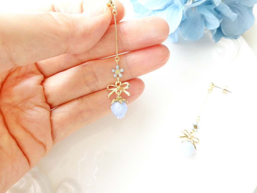 水色苺とリボンのピアス(イヤリングOK)