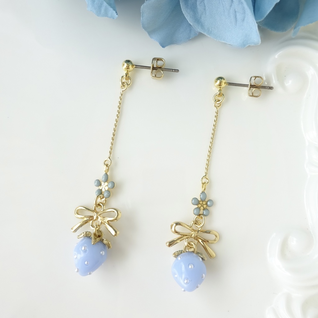 水色苺とリボンのピアス(イヤリングOK)