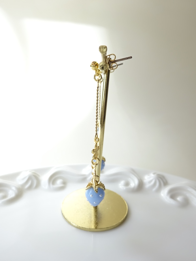 水色苺とリボンのピアス(イヤリングOK)