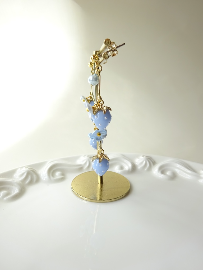 水色苺のスイングピアス(イヤリングOK)