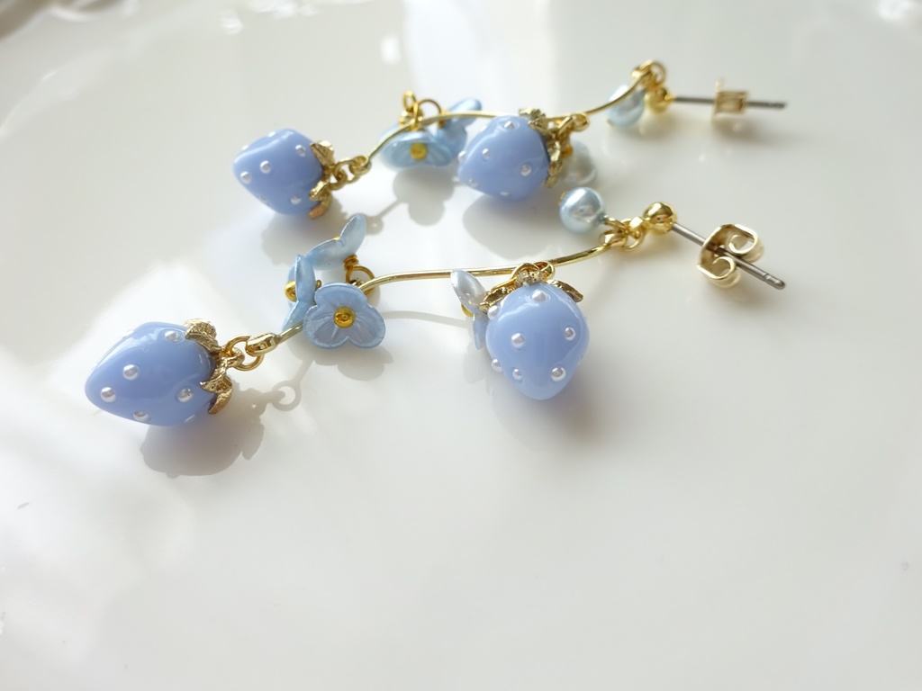 水色苺のスイングピアス(イヤリングOK)