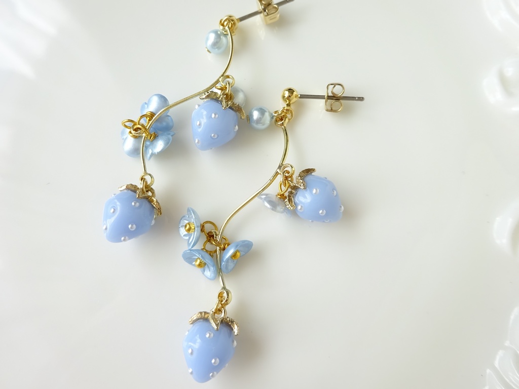 水色苺のスイングピアス(イヤリングOK)