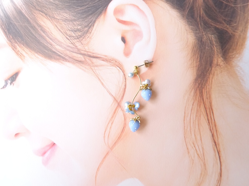 水色苺のスイングピアス(イヤリングOK)