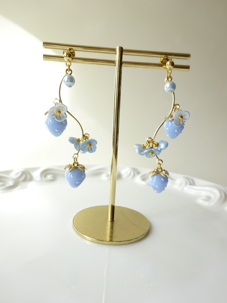 水色苺のスイングピアス(イヤリングOK)