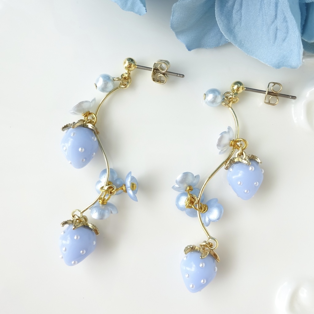 水色苺のスイングピアス(イヤリングOK)