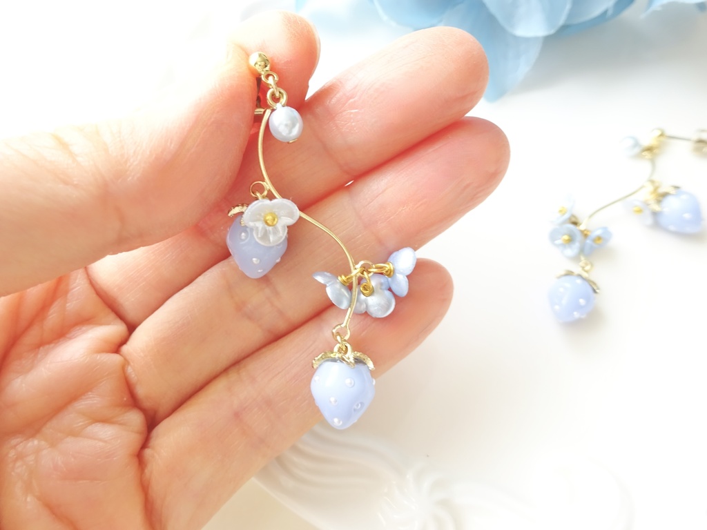 水色苺のスイングピアス(イヤリングOK)