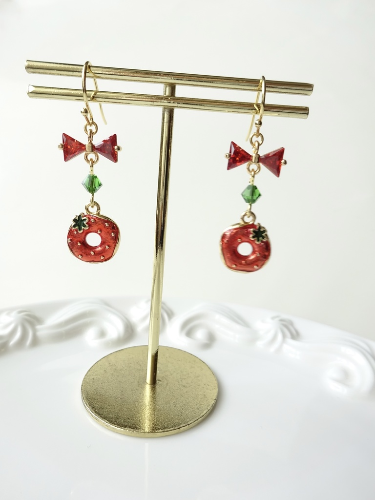 苺のドーナツピアス(イヤリングOK)