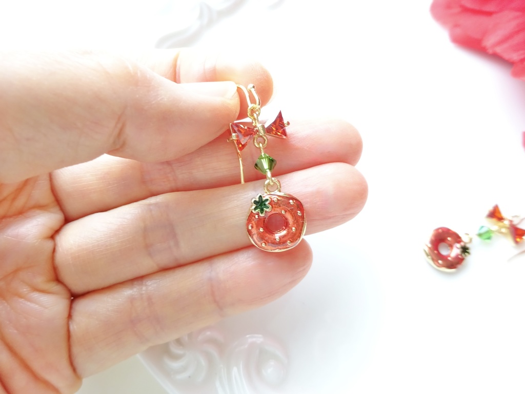苺のドーナツピアス(イヤリングOK)