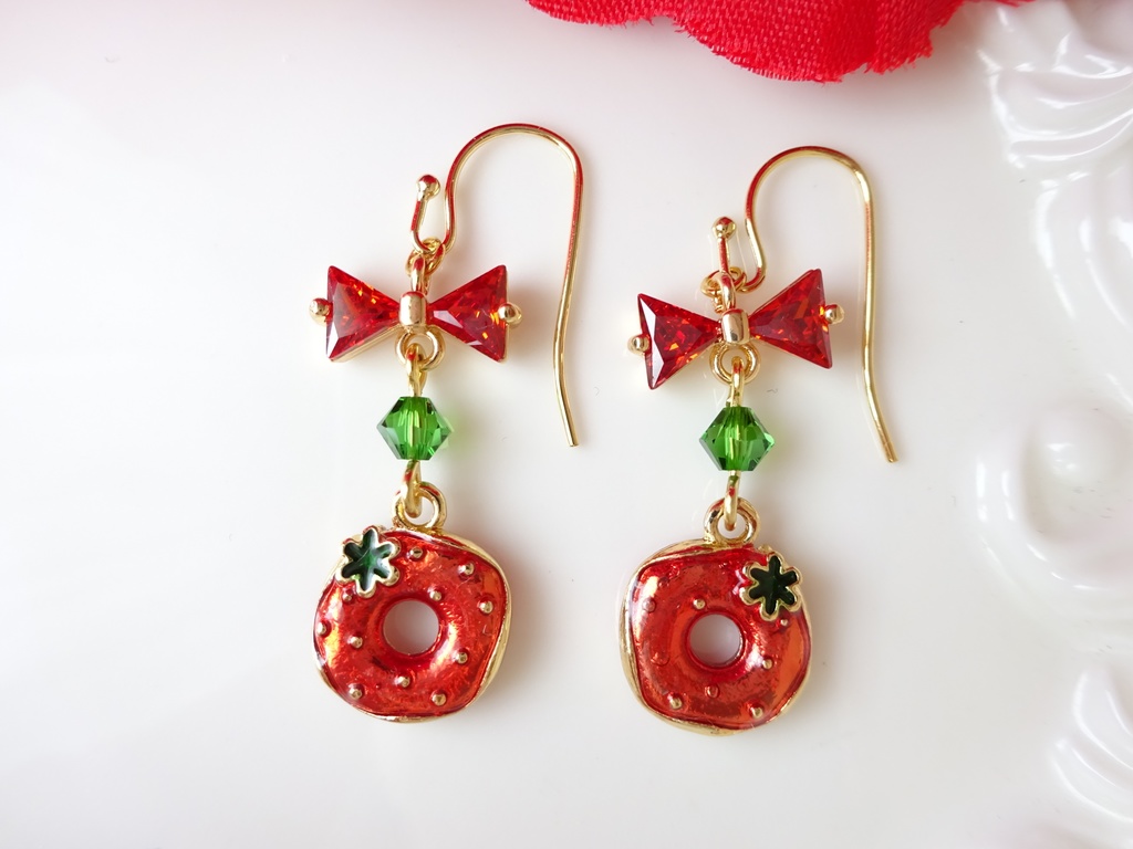 苺のドーナツピアス(イヤリングOK)