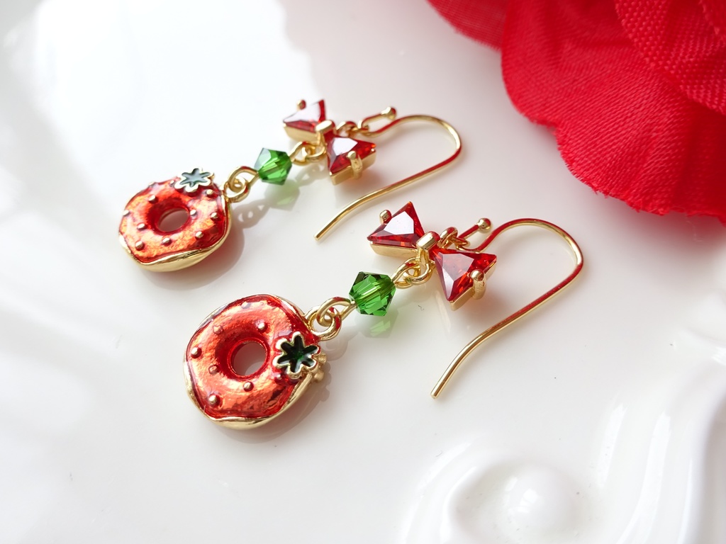 苺のドーナツピアス(イヤリングOK)