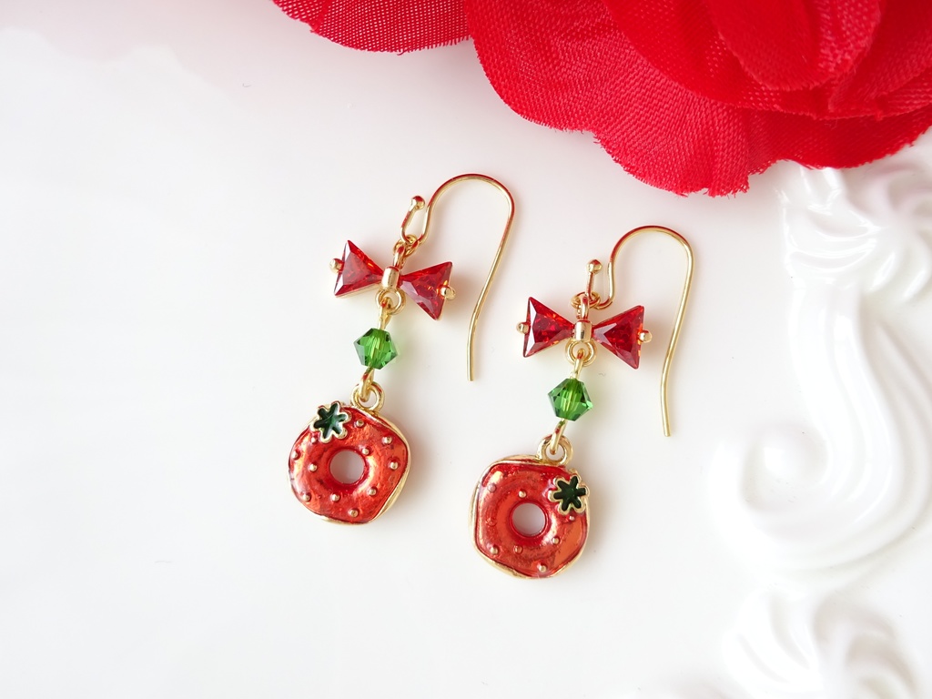 苺のドーナツピアス(イヤリングOK)