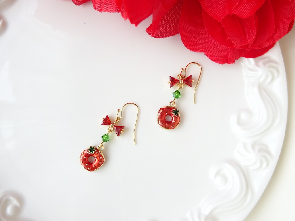 苺のドーナツピアス(イヤリングOK)