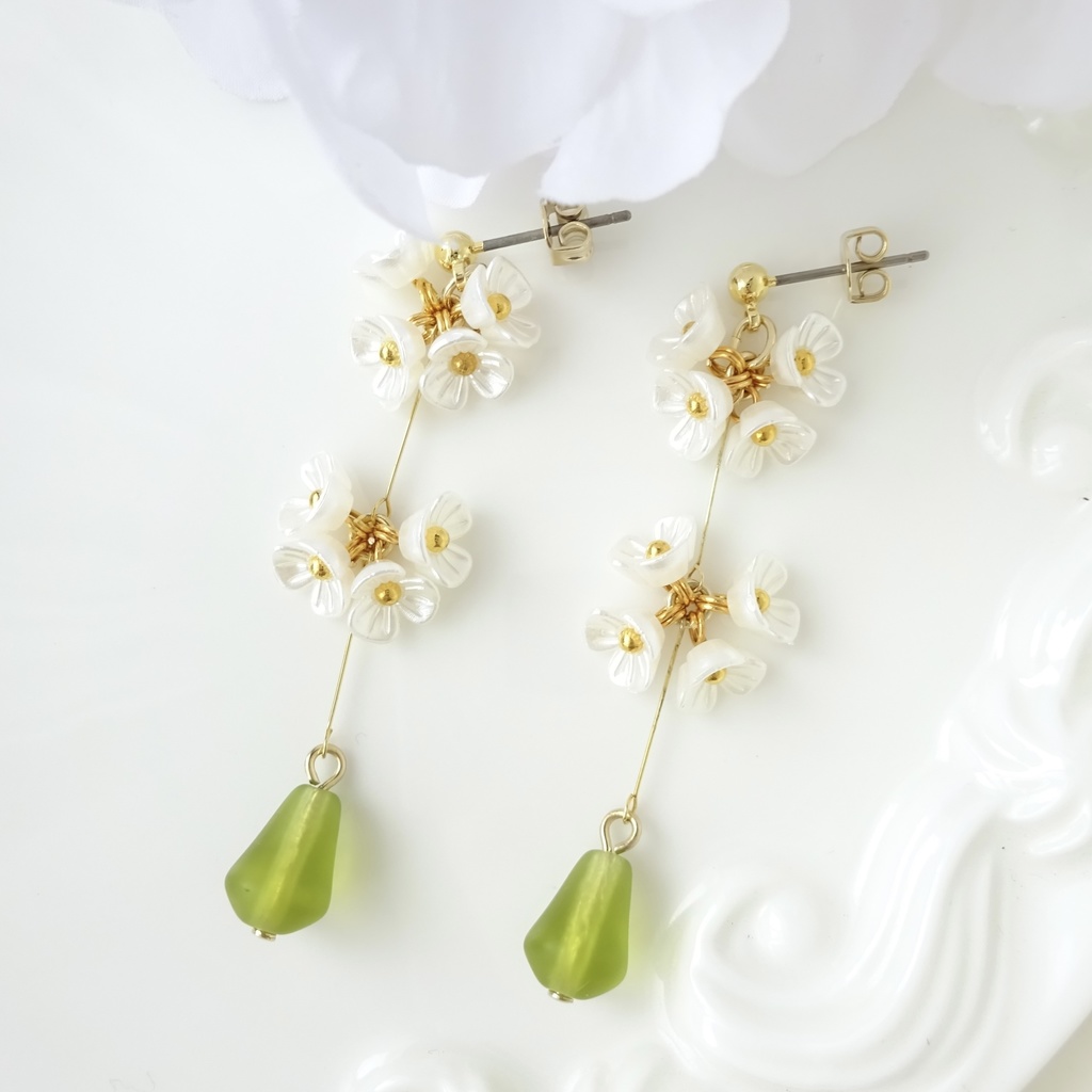 アリッサムの花手毬ピアス(イヤリングOK)