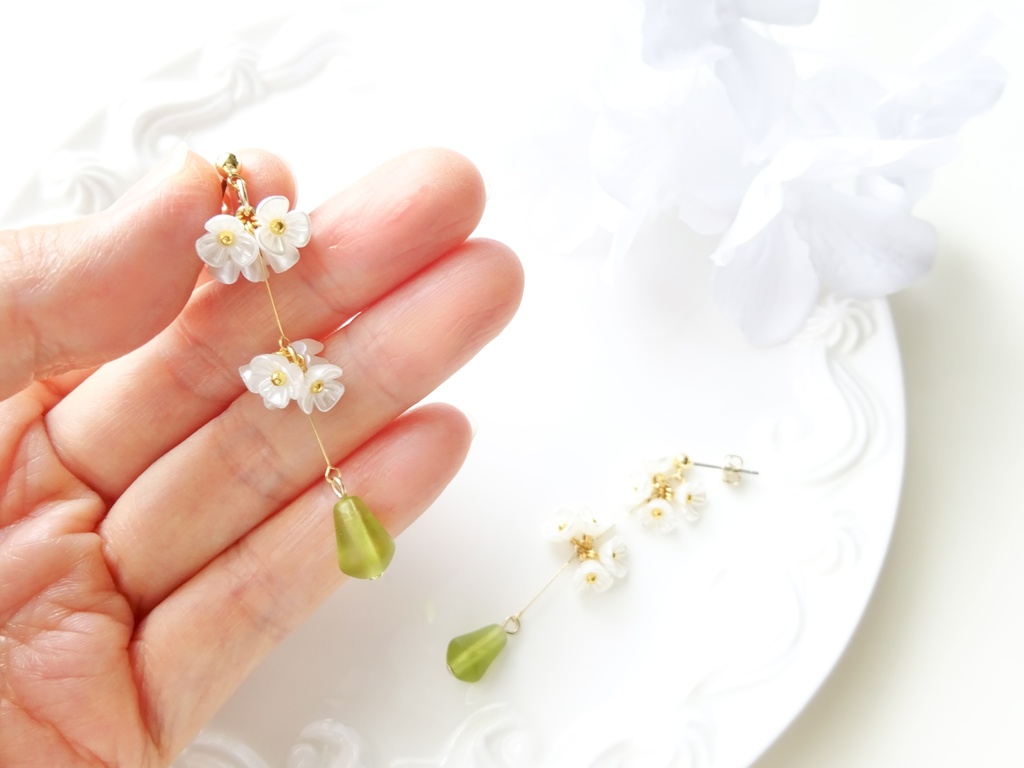 アリッサムの花手毬ピアス(イヤリングOK)