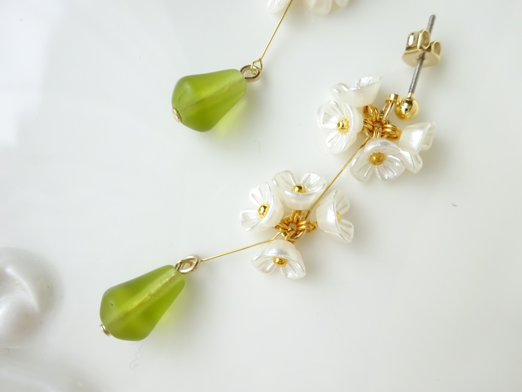 アリッサムの花手毬ピアス(イヤリングOK)