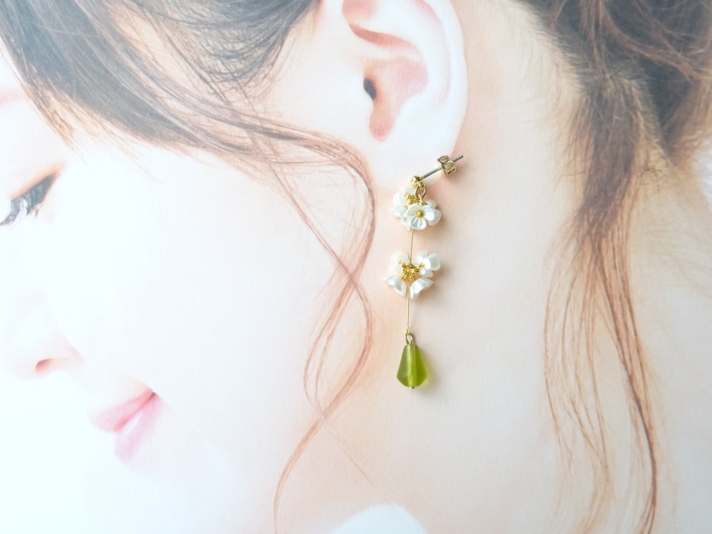 アリッサムの花手毬ピアス(イヤリングOK)
