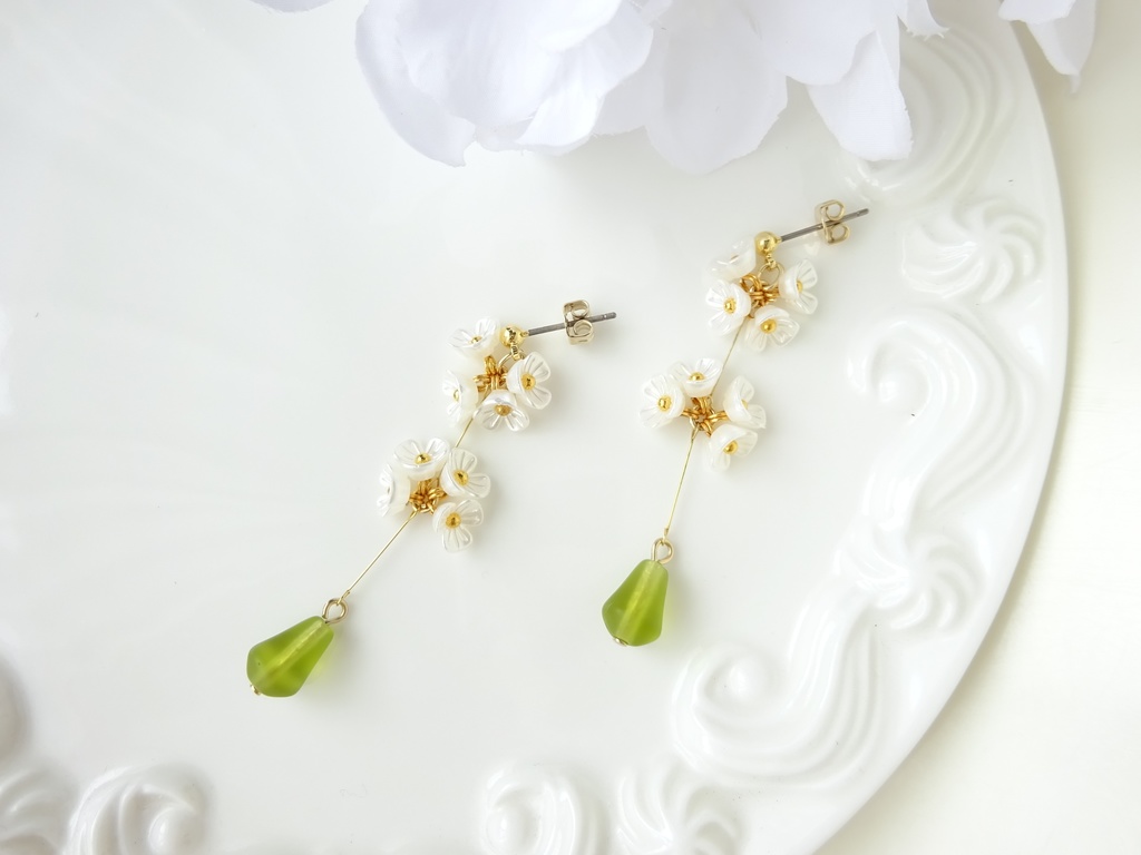 アリッサムの花手毬ピアス(イヤリングOK)