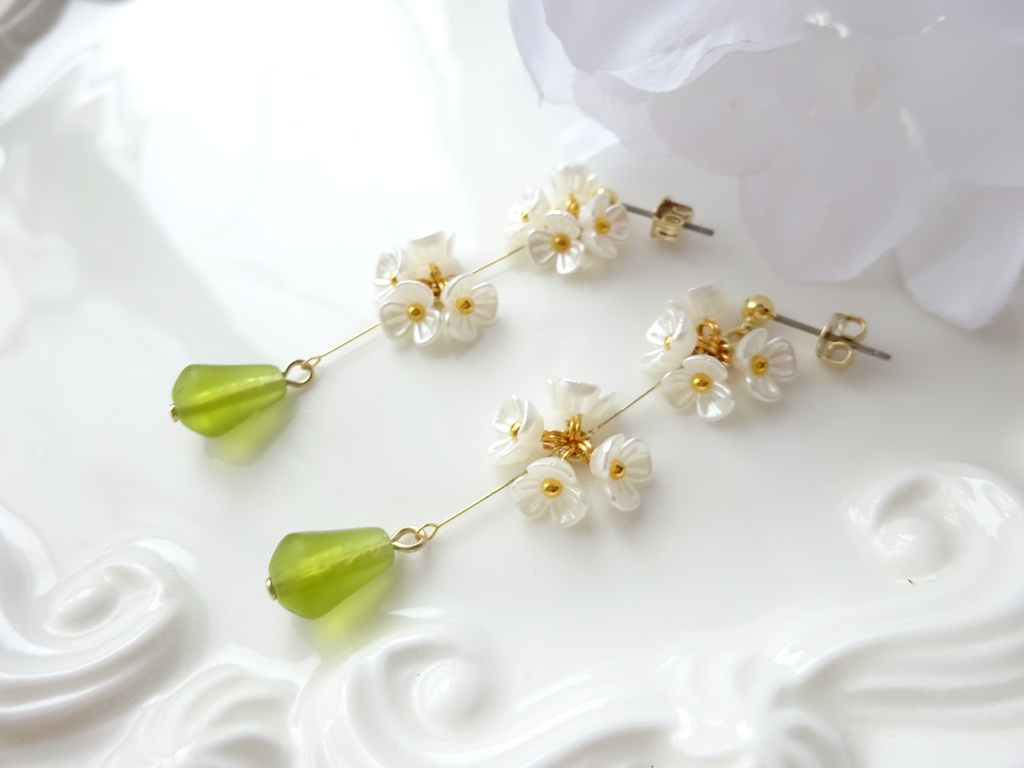アリッサムの花手毬ピアス(イヤリングOK)