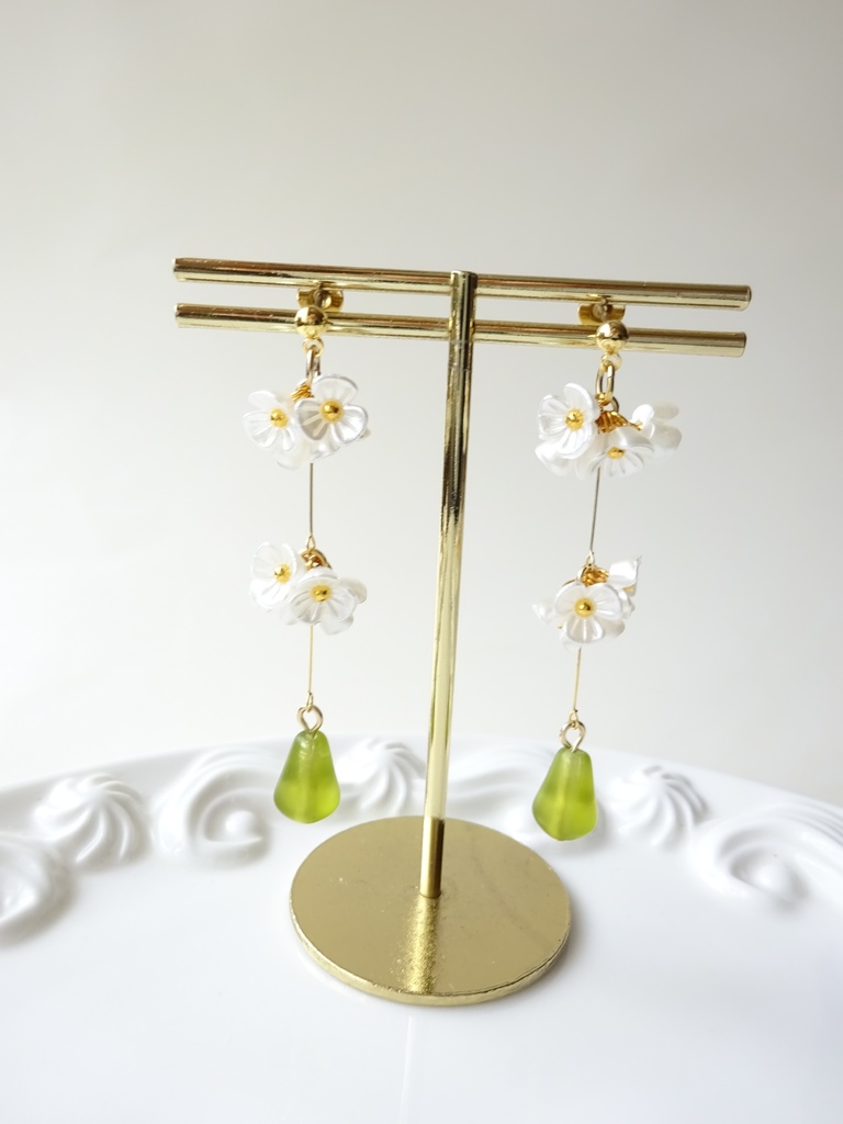 アリッサムの花手毬ピアス(イヤリングOK)