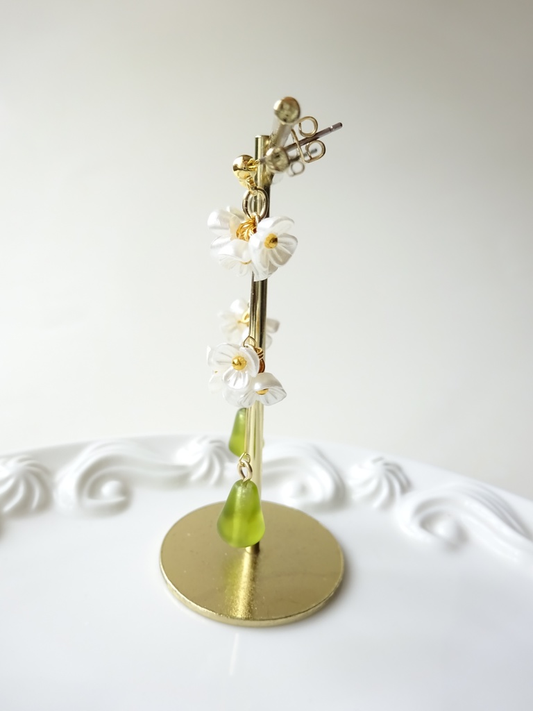 アリッサムの花手毬ピアス(イヤリングOK)