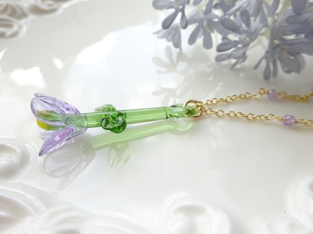 ガラスのオオイヌノフグリのネックレス