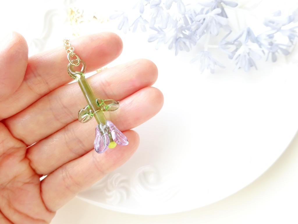 ガラスのオオイヌノフグリのネックレス