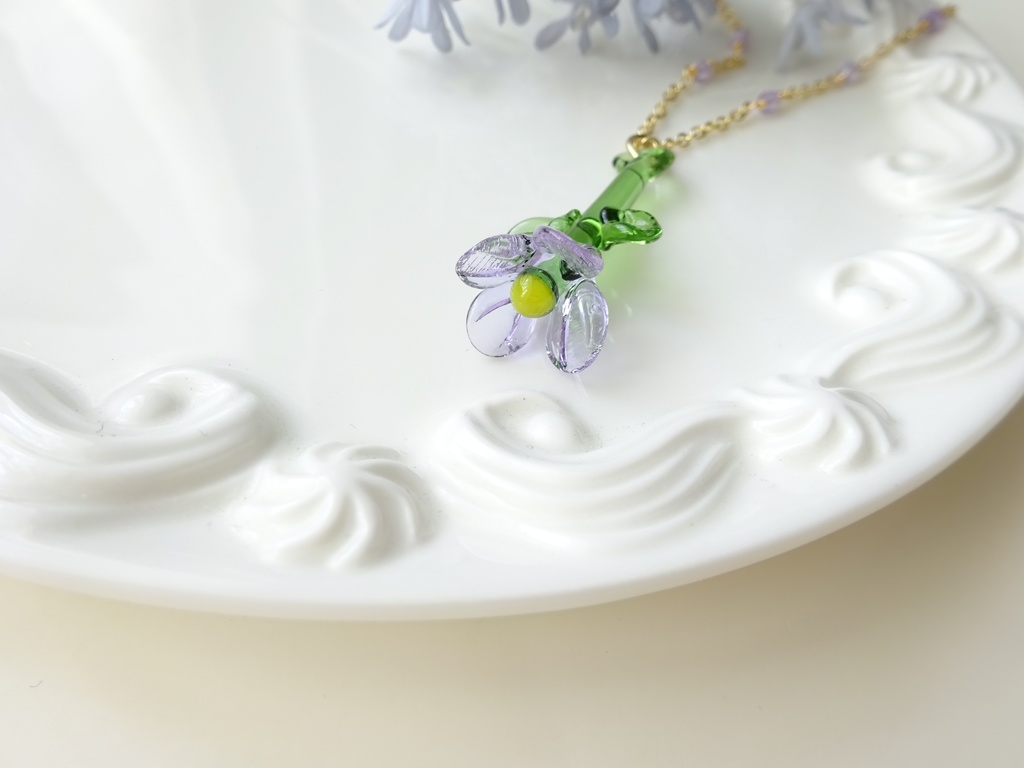 ガラスのオオイヌノフグリのネックレス
