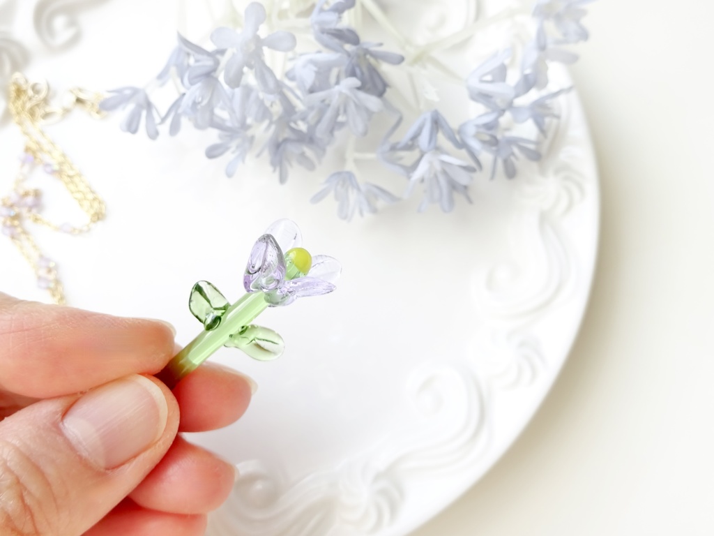 ガラスのオオイヌノフグリのネックレス