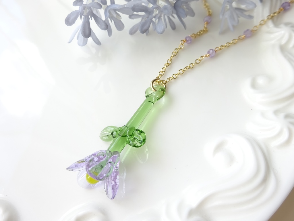 ガラスのオオイヌノフグリのネックレス