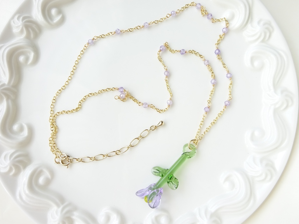 ガラスのオオイヌノフグリのネックレス