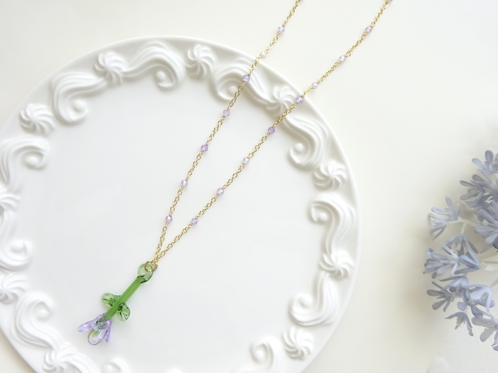 ガラスのオオイヌノフグリのネックレス