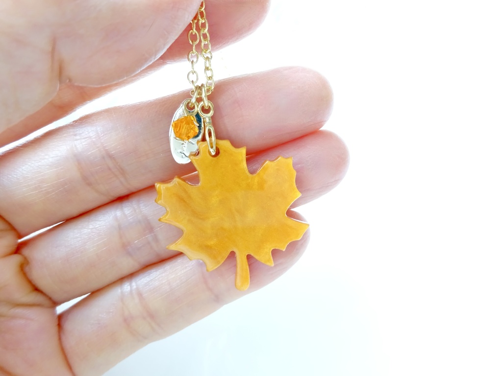 秋の楓のネックレス