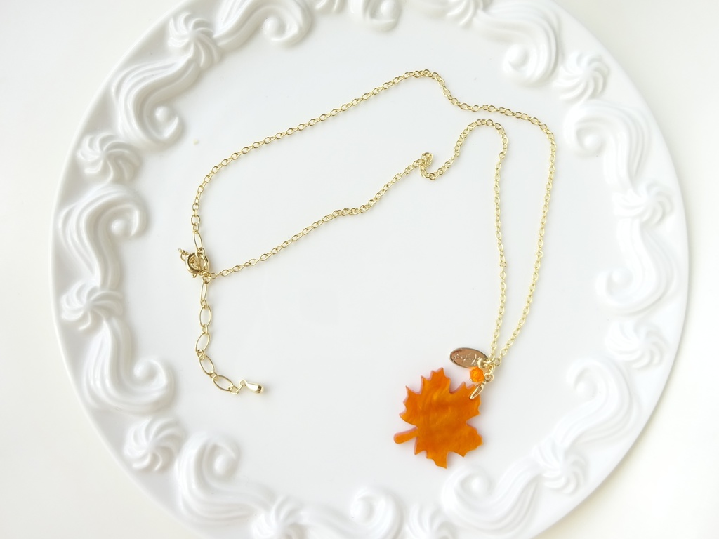 秋の楓のネックレス