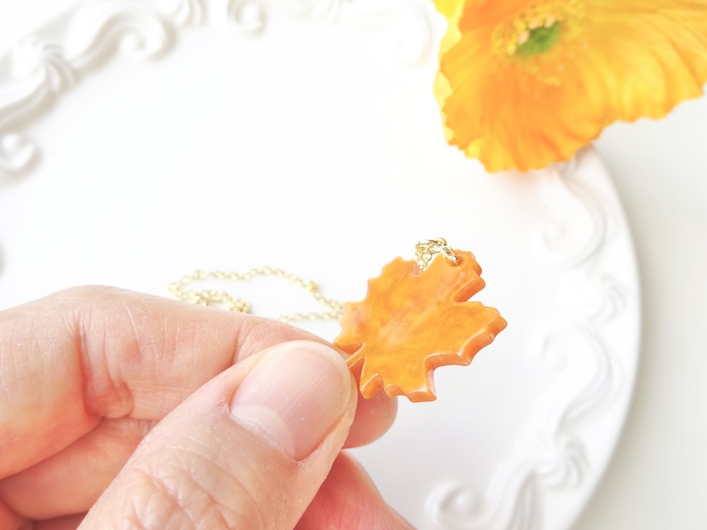 秋の楓のネックレス