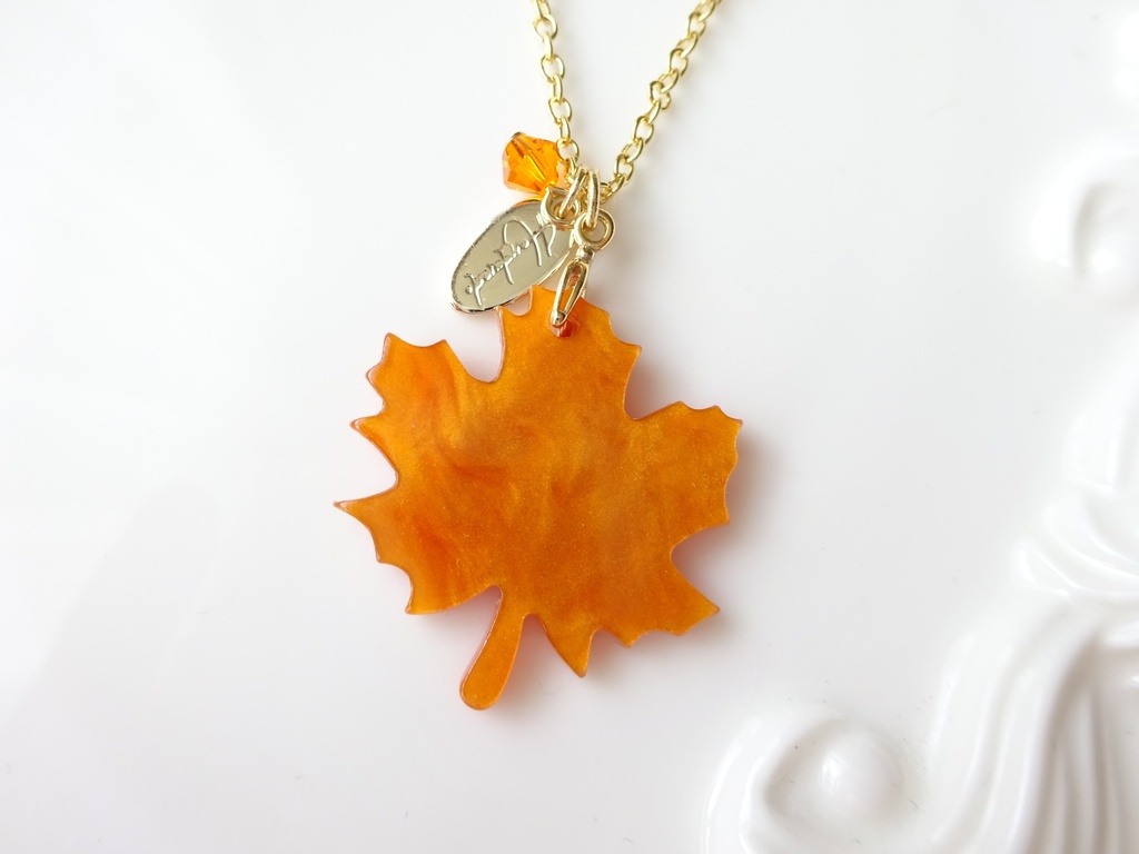 秋の楓のネックレス