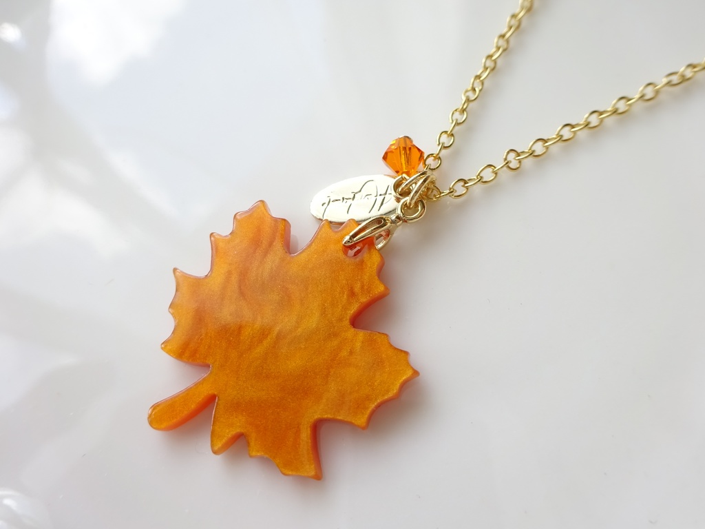秋の楓のネックレス