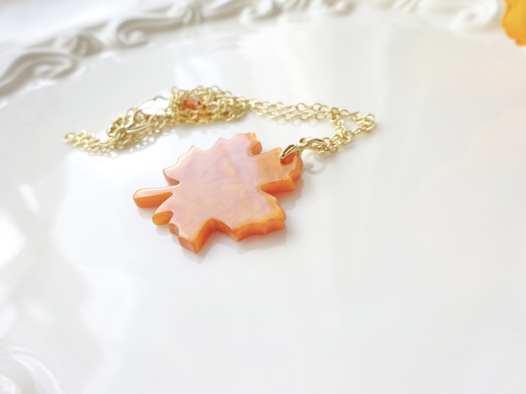 秋の楓のネックレス