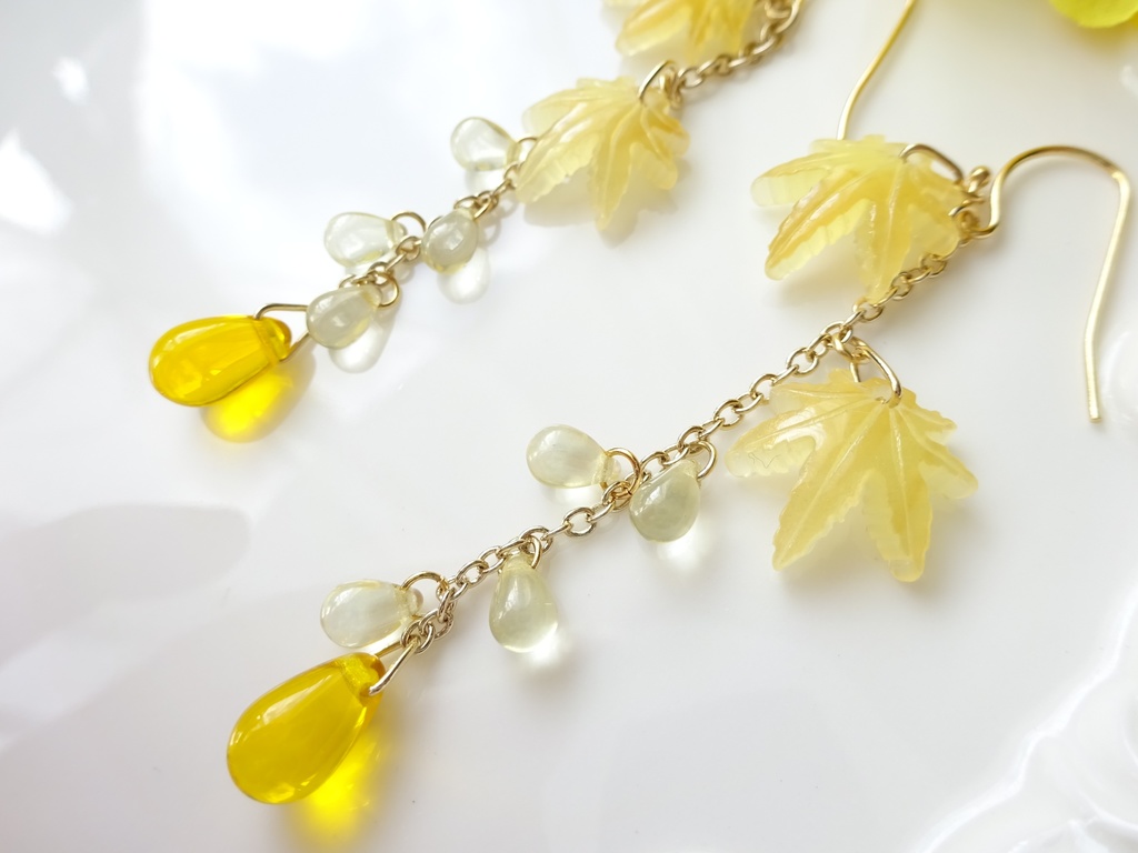 黄色の紅葉のピアス(イヤリングOK)