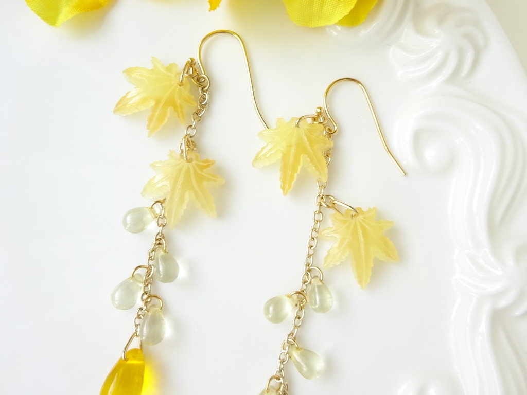 黄色の紅葉のピアス(イヤリングOK)