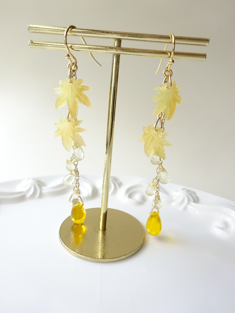 黄色の紅葉のピアス(イヤリングOK)