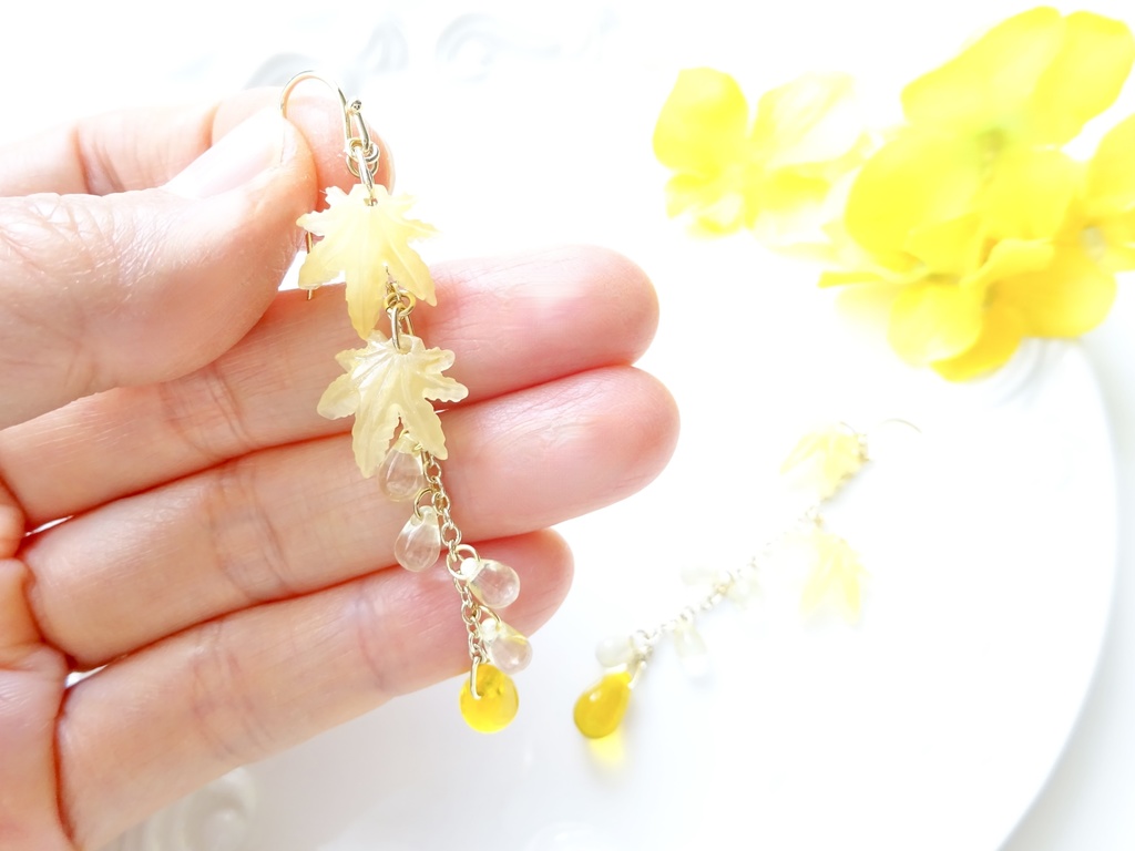 黄色の紅葉のピアス(イヤリングOK)