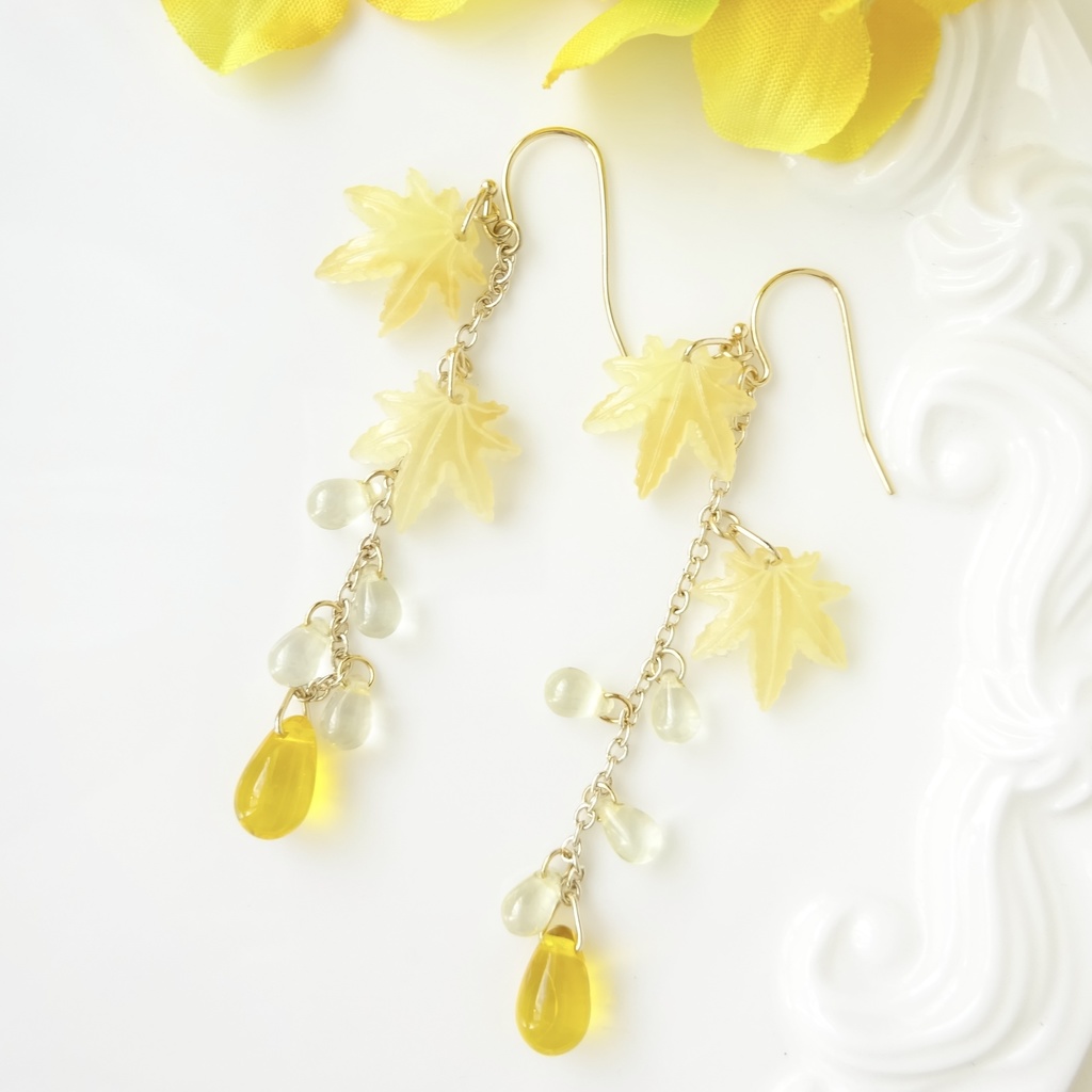 黄色の紅葉のピアス（イヤリングOK）