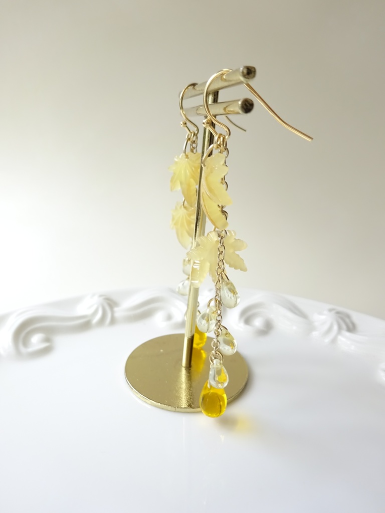 黄色の紅葉のピアス(イヤリングOK)