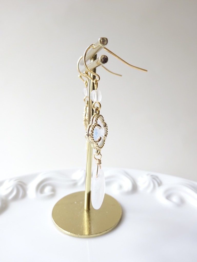 ミルキークローバーピアス(イヤリングOK)