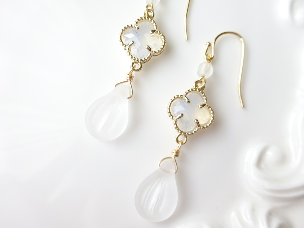 ミルキークローバーピアス(イヤリングOK)