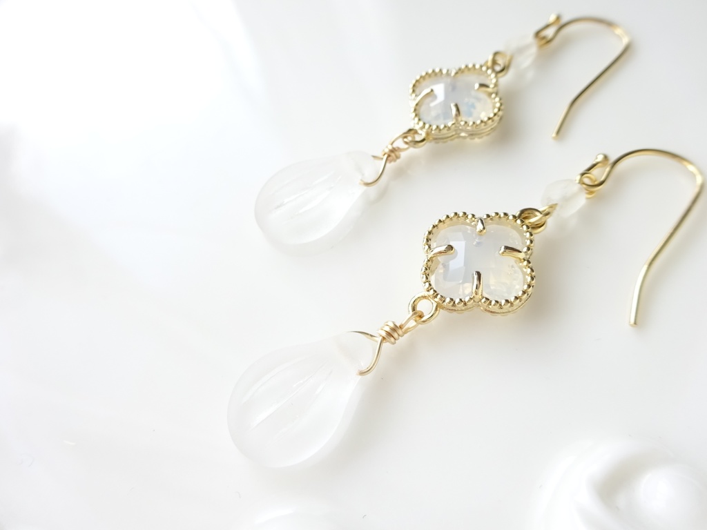 ミルキークローバーピアス(イヤリングOK)