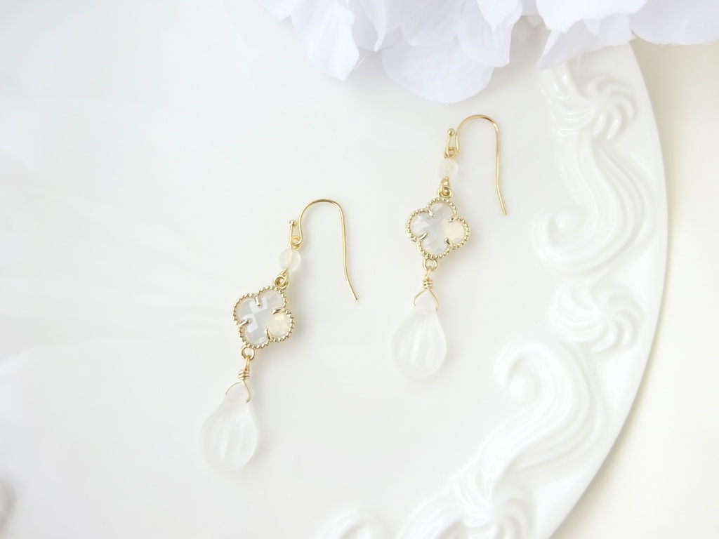 ミルキークローバーピアス(イヤリングOK)